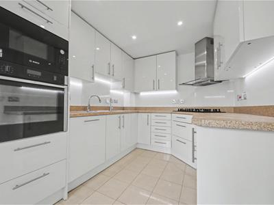 Property image 3 of home to let in The Lawns, Shenley Radlett